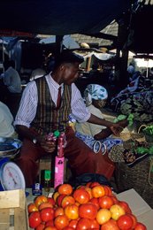 Comoros-Archipelago;-Daily-life;-Food;-France;-Indian-Ocean;-Kaleidos;-Kaleidos-images;-La-parole-à-limage;-Laurent-Abad;-Market;-Mayotte;-Stories-Pictures;-Tomatoes;-Trade;-Vendor